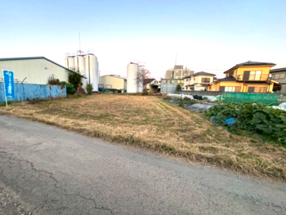 狭山市大字上奥富の売地の前面道路含む現地写真| 建築条件なし