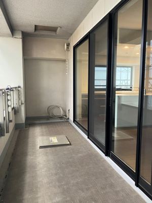 【バルコニー】 | グランスイートブルー　ベイフロントタワー | 外からの目が気にならないバルコニーで洗濯物が干せます