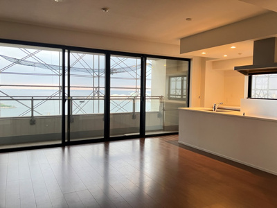 【居間・リビング】 | グランスイートブルー　ベイフロントタワー | ゆったりとした居間です