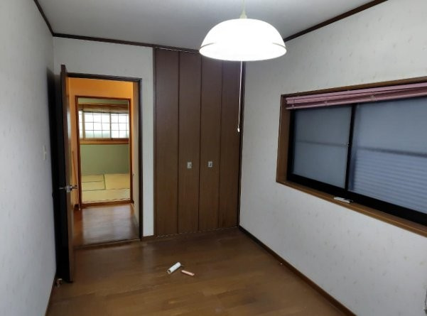 高野道1丁目　中古一戸建ての寝室|洋室6.56帖　クローゼット
■物件内覧・資金計画相談・住宅ローン相談、リフォーム相談、お問合せ受付中■
※当日・翌日のご内覧、ご相談はお電話でのお問合せがスムーズです！