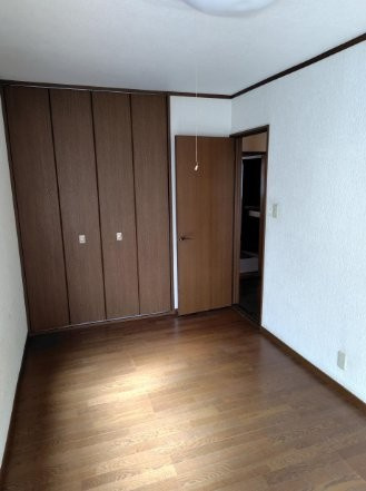 高野道1丁目　中古一戸建ての洋室|洋室6.56帖　クローゼット
■物件内覧・資金計画相談・住宅ローン相談、リフォーム相談、お問合せ受付中■
※当日・翌日のご内覧、ご相談はお電話でのお問合せがスムーズです！