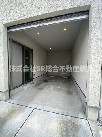 御厨南2丁目中古戸建の駐車場|電動シャッター付きの車庫は開閉が楽ですし、大事なお車を雨風から守れます！自転車・バイクを置くスペースも十分ございます。