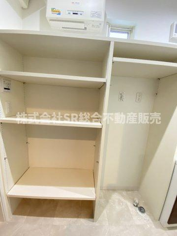 御厨南2丁目中古戸建のランドリースペース|室内洗濯機置場だけではなく、棚も付いてます♪