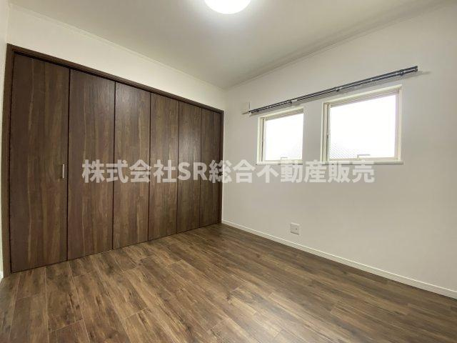 御厨南2丁目中古戸建の洋室|2F・北側洋室5.5帖。使い勝手のいい洋室です