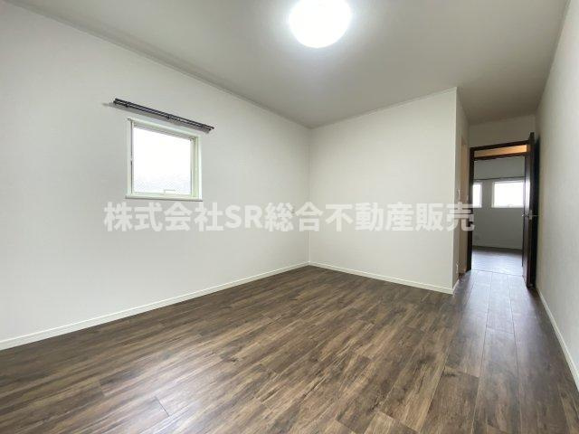 御厨南2丁目中古戸建の寝室|2F・洋室7.8帖。落ち着いた雰囲気のお部屋です！