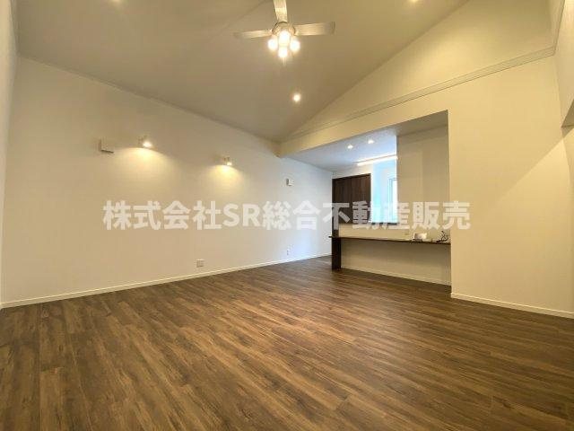 御厨南2丁目中古戸建の居間・リビング|おしゃれなリビングです