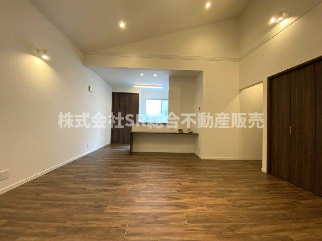 御厨南2丁目中古戸建の居間・リビング|落ち着いたブラウン基調のリビングです♪
