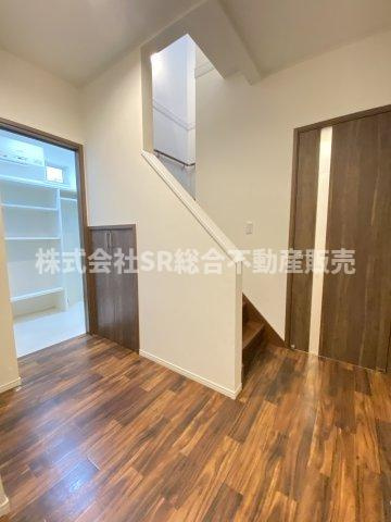 御厨南2丁目中古戸建の内装|玄関ホールも広めです。階段下に収納もございます！