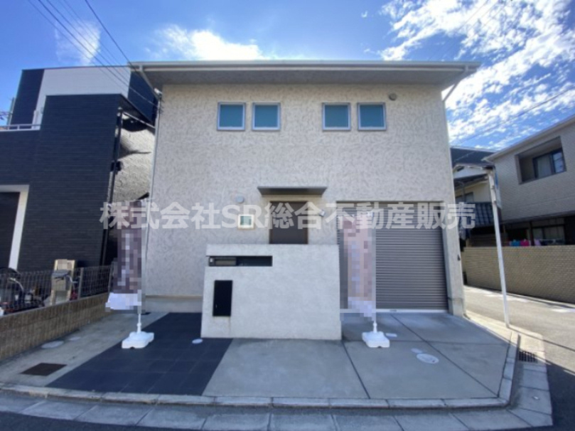 御厨南2丁目中古戸建の外観|北東角地で陽当たり・通風良好です♪前面道路約8mと広く駐車しやすいです！