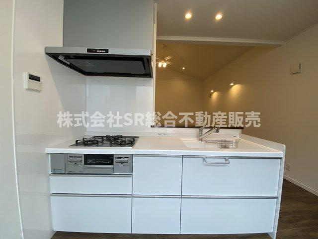 御厨南2丁目中古戸建のキッチン|キッチンは人気の高いカウンターキッチン♪ご家族の様子を見ながらお料理できます！