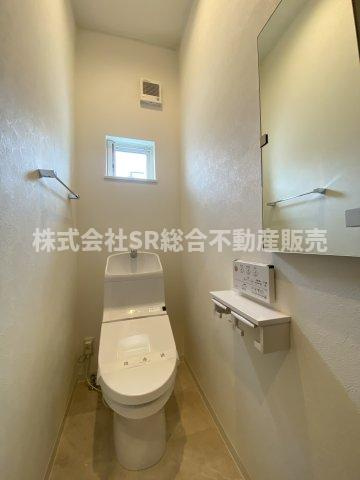 御厨南2丁目中古戸建のトイレ|温水洗浄便座もございます♪鏡付きの収納もあるのは嬉しいですね。