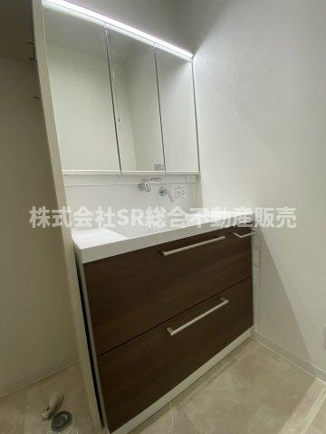 御厨南2丁目中古戸建の独立洗面台|温水シャワー付洗面化粧台があり朝の支度も楽々です☆お子様なら2人並んでも余裕の広さです。