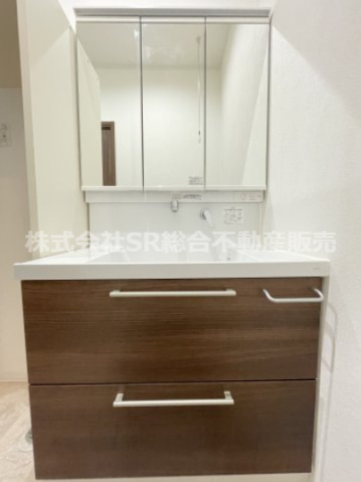 御厨南2丁目中古戸建の独立洗面台|温水シャワー付洗面化粧台があり朝の支度も楽々です☆お子様なら2人並んでも余裕の広さです。