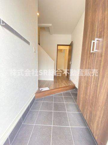 御厨南2丁目中古戸建の玄関|玄関広めでシューズボックスもございます！
