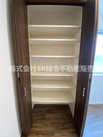 御厨南2丁目中古戸建の収納|キッチンにはパントリーがあります♪