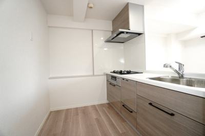 【キッチン】 | 【リフォーム済】ガーデンビュー中山中 | 【キッチンスペース】
リビングに面した明るい対面キッチンにリノベーション！
キッチン天板は白、収納扉は木調をセレクトし、優しい雰囲気を醸し出しています。
また、多機能で毎日の家事を手助けしてくれます！