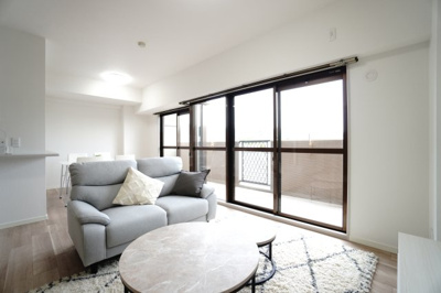 【居間・リビング】 | 【リフォーム済】ガーデンビュー中山中 | 【約14.9帖LDK】
デザインリフォームされた室内は
良い雰囲気になっております。
リノベーションで付加価値をプラスし、
ただの『住まい』ではなく『癒しのある空間』
に仕上がっております♪