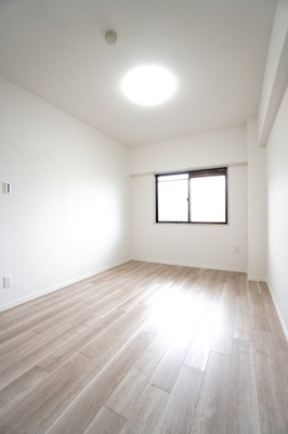 【洋室】 | 【リフォーム済】ガーデンビュー中山中 | 【洋室約6.0帖】
心と体をゆったりと安らげる主寝室。
寝室のゆとりが大きい分だけ、
暮らしの安らぎは深まります。
一日の疲れを癒すだけでなく、
ご夫婦の親密な語らいを紡ぎ出します。