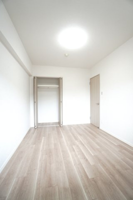 【洋室】 | 【リフォーム済】ガーデンビュー中山中 | 【洋室約6.0帖】
たっぷり収納！
コートやスーツだけでなく、収納棚を中にしまえば
ニットやパンツも中にしまえて
お部屋をすっきりとお使いいただけます！
お部屋のコーディネートと幅が広がります♪