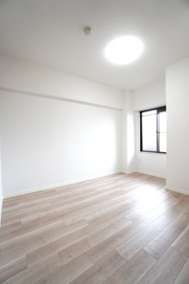 【洋室】 | 【リフォーム済】ガーデンビュー中山中 | 【洋室約5.2帖】
居室にはクローゼットを完備。
自由度の高い家具の配置が叶うシンプルな空間です。
お子様の成長と人数と共に必要になる
子供部屋にもぴったりの間取りですね。