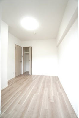 【洋室】 | 【リフォーム済】ガーデンビュー中山中 | 【洋室約5.2帖】
こども部屋をコーディネート！このぐらいの広さがあれば、 
お子さんの好きな色やモチーフを使ったコーディネートで、
勉強もお片付けも全部楽しいお気に入りの空間にしていけそうですね！