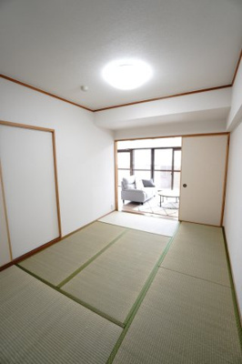 【和室】 | 【リフォーム済】ガーデンビュー中山中 | 【Japanese-style room】
リビングに隣接した和室。
冬はコタツを置いたり、優しい畳の感触は
赤ちゃんのお昼寝にもぴったり！
居室スペースとしてだけでなく、客間としても活用できます。
