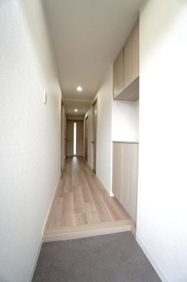 【玄関】 | 【リフォーム済】ガーデンビュー中山中 | 【玄関】
人を迎え入れる最初の場所だからこそ、
清潔感があり纏まった空間にして頂ける様に
ゆとりあるシューズBOXを設置しました。
お出掛けの時も帰った時も、
我が家を最初に感じでもらえる素敵な空間に