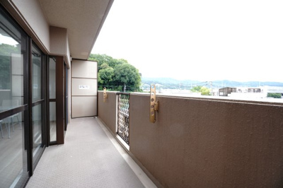 【バルコニー】 | 【リフォーム済】ガーデンビュー中山中 | 【バルコニー】
リビング全面が接するワイドバルコニー。
前面の建物が邪魔することなくよく陽が当たり、お洗濯物もすぐ乾きそう！
この位の広さがあると、エアコン室外機を置いても十分なスペースを保てます。