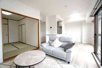 【居間・リビング】 | 【リフォーム済】ガーデンビュー中山中 | 【約14.9帖LDK】
今回のリフォームスタイルは「シンプルテイスト」
白やグレーといった落ち着いた色を基調とし、
開放感ある空間を演出！
リビング窓が大きく今回のスタイルによりマッチしています！