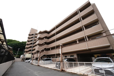 【外観】 | 【リフォーム済】ガーデンビュー中山中 | 【耐震性】
耐震性の高さを判断するポイントは、
建築確認申請日が1981年6月1日以降の
新耐震基準に適合しているかどうか。
震度６程度の大地震でも
建物が崩壊しないレベルが基準になりました。