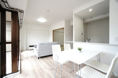 【居間・リビング】 | 【リフォーム済】ガーデンビュー中山中 | 【約14.9帖LDK】
すっきりした空間で、ゆったり暮らせ、
お気に入りの家具も映える、こだわりの住まいにできそうです。
また、家族構成やライフスタイルによって和室をリビングの一部とすることも可能。