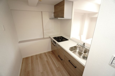 【キッチン】 | 【リフォーム済】ガーデンビュー中山中 | 【キッチンスペース】
今回のキッチンは料理をすることが楽しみになる心地よさで
家族みんなが使いたくなるようなワクワクいたします。
また、リビングから手元が見えないように配慮されたデザインも嬉しい♪