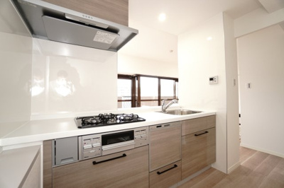 【キッチン】 | 【リフォーム済】ガーデンビュー中山中 | ☆キッチンの特徴☆
・ハウステック社製
・人口大理石ワークトップ
・浄水器一体型ハンドシャワー水栓
・すっきりジョイント（シンク継ぎ目）
・フラットスリムレンジフード
・シンク横にも38cmの作業台