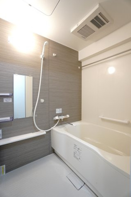 【浴室】 | 【リフォーム済】ガーデンビュー中山中 | 【システムバス】
ハウステック社製！
細かな凹凸がフロアに残る水を素早く広げ、
大きな水たまりをつくらずスピーディに乾燥。
翌朝にはカラッと！すべりにくいので
お子様やお年寄りの入浴も安心です。