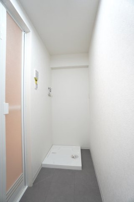 【独立洗面台】 | 【リフォーム済】ガーデンビュー中山中 | 【パウダールーム】
装着が楽なワンタッチ式の給水栓！
どの方向にも洗濯機を合わせやすいように、洗濯機パンを設置。
ドラム式の洗濯機も入るサイズですが、お手持ちのサイズが入るか要確認です！