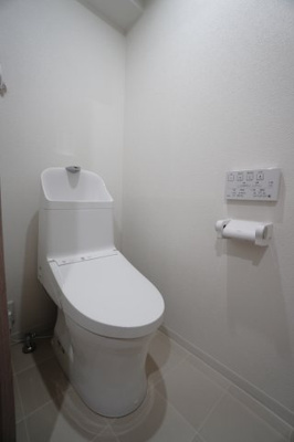 【トイレ】 | 【リフォーム済】ガーデンビュー中山中 | 【レストルーム】
TOTO社製！きれいをまもるせいけつトイレ！
お掃除はサッとひとふきで完了！
少ない水で、汚れをしっかり洗い流します。
手洗い機能付きで、もしもの時も慌てない！