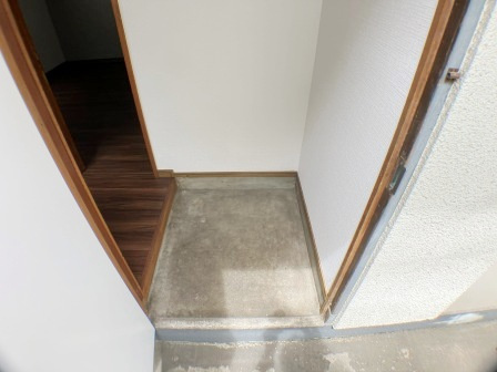 関アパート２の玄関