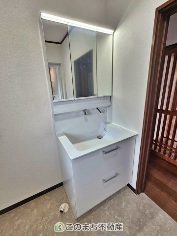 下野市緑2丁目　中古戸建の洗面所|シャンプードレッサーで朝の身支度♪伸びるホースでお掃除も簡単清潔です！
