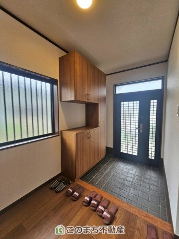 下野市緑2丁目　中古戸建の玄関|広々とした玄関スペース♪たくさんの靴を収納できる下駄箱もございます。