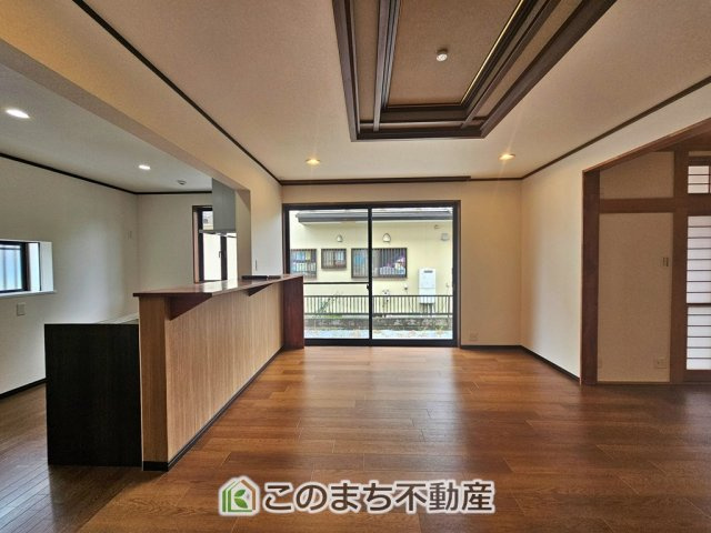 下野市緑2丁目　中古戸建の居間・リビング|お手入れのしやすいフローリング仕様です。普段はフロアモップなどを使って、簡単にお掃除していただけます◎