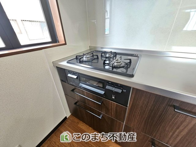 下野市緑2丁目　中古戸建のキッチン|三ツ口コンロ採用で、同時調理もスムーズ◎！お料理を並べられるカウンター付きで、配膳・片付けをサポート！リビングで過ごすご家族とコミュニケーションを楽しみながら作業可能です♪