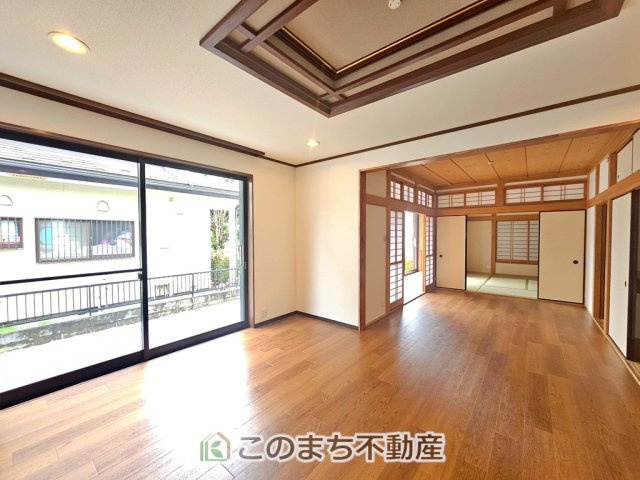 下野市緑2丁目　中古戸建の居間・リビング|開放感のある広々としたリビング☆家族みんなでゆったりくつろげます♪
南側から暖かな日差しが差し込みます♪キッチンからリビングの様子がよく見渡せます☆