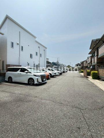 シロス船上　Ｂ棟の駐車場|駐車場に車を止められます