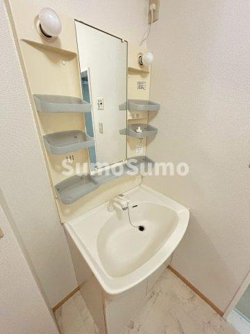 シロス船上　Ｂ棟の洗面所|明るい洗面所です