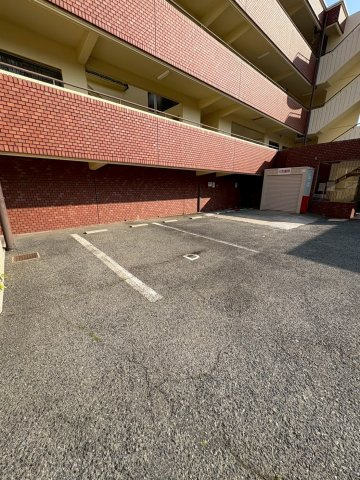 ロイヤルハイツ本多聞の駐車場