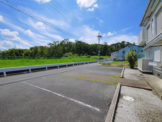 サニーコートAの駐車場|駐車場があるので、車を買う予定の方も安心です