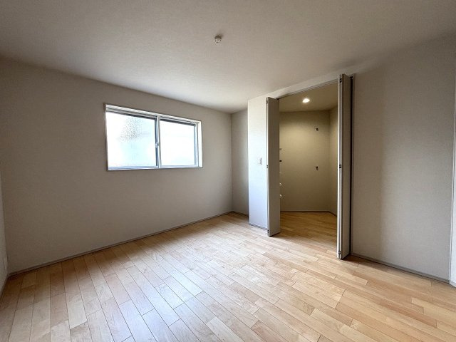 【洋室】 | ◇◆茅ヶ崎市松が丘 新築戸建 残り1棟【NO,B】◆◇ | 7.1帖のサービスルームには広々としたクローゼットがあります。