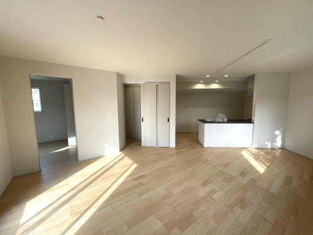 【居間・リビング】 | ◇◆茅ヶ崎市松が丘 新築戸建 残り1棟【NO,B】◆◇ | 柔らかな光が射し込む約18帖のリビングルーム