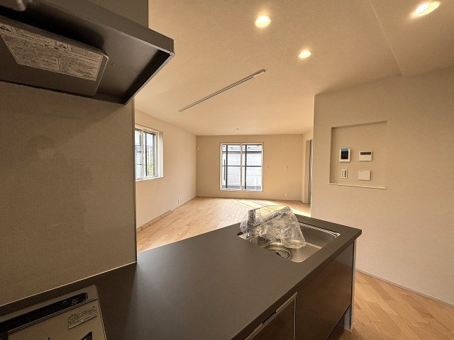 【居間・リビング】 | ◇◆茅ヶ崎市松が丘 新築戸建 残り1棟【NO,B】◆◇ | キッチンから見たリビングルーム