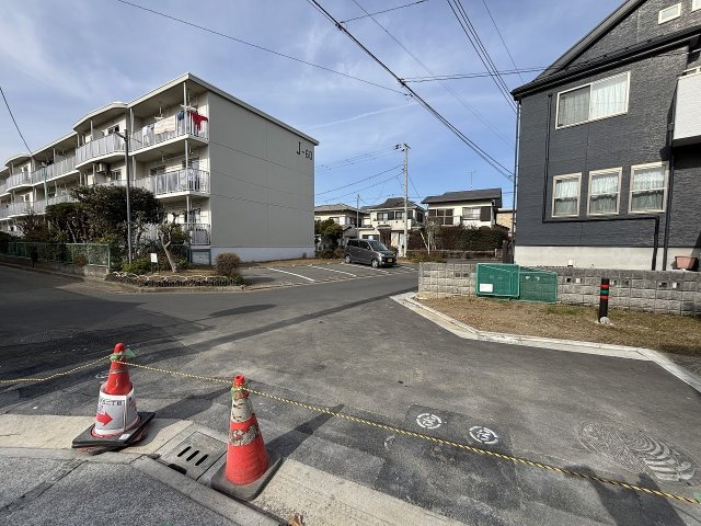 【前面道路含む現地写真】 | ◇◆茅ヶ崎市松が丘 新築戸建 残り1棟【NO,B】◆◇ | 周辺は閑静な住宅地が広がる穏やかな住環境